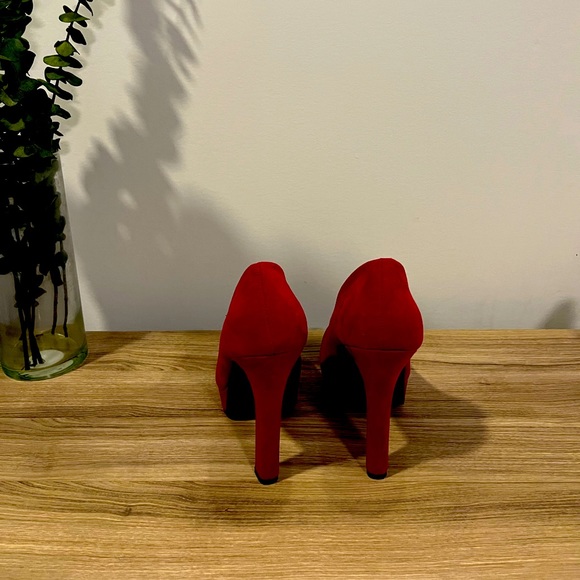 Red platform heeled pumps - Picture 3 of 3